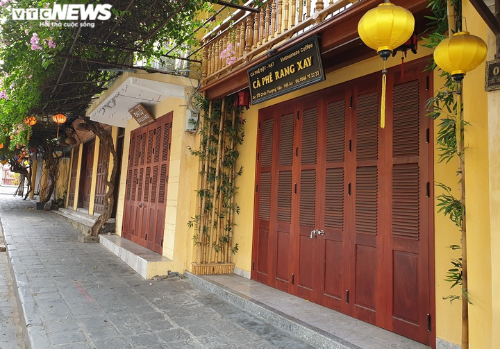 Nhà hàng, quán cà phê ở phố cổ Hội An đóng cửa im lìm trong ngày đầu hết cách ly - 2