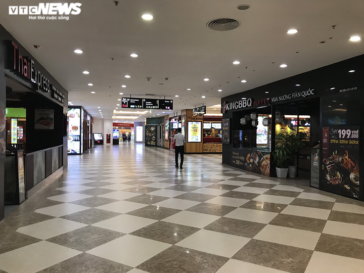 Ngày đầu hết cách ly, các cửa hàng trong trung tâm thương mại vắng ngắt - 6