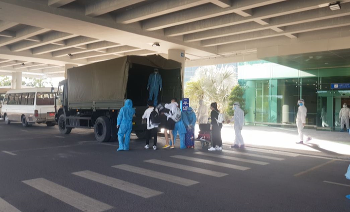 Cần Thơ đón 215 công dân Việt Nam trở về từ Singapore - 4