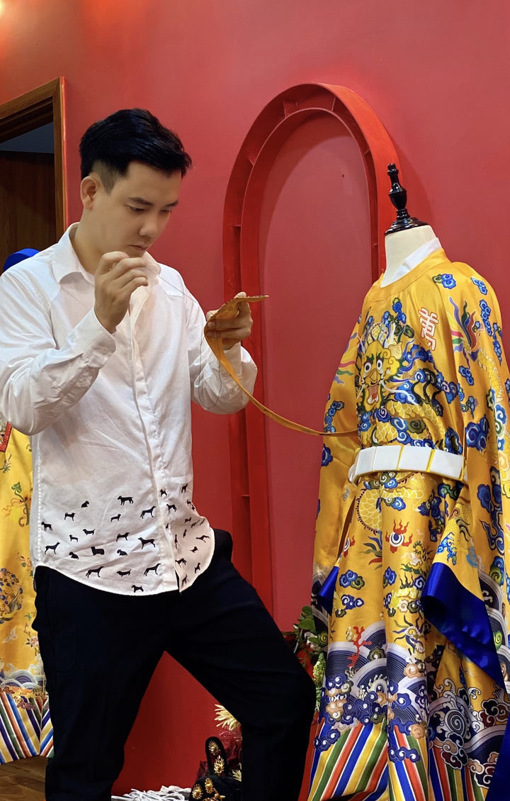 Nhà thiết kế trẻ tài năng mang áo dài mở màn show thời trang trên đất Chùa Vàng - 2