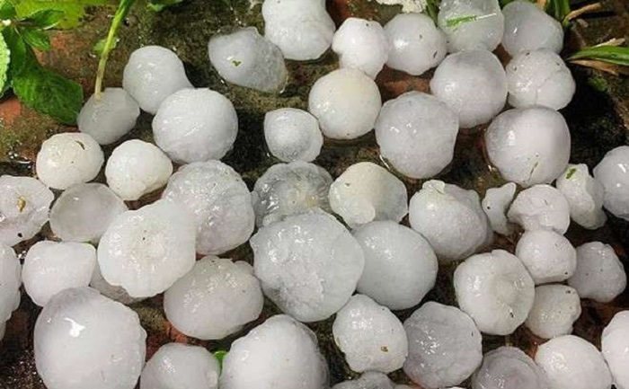 Mưa đá to bằng nắm tay phá hủy nhà cửa: Dùng vật liệu nào để lợp mái? - 1