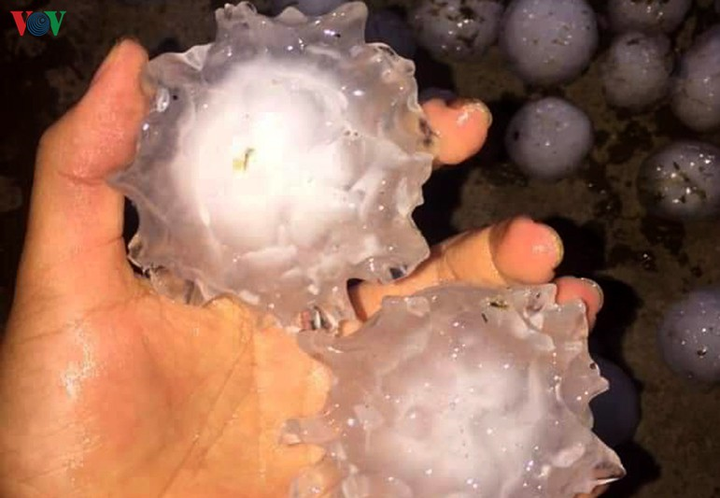 Mưa đá khổng lồ dội xuống xã biên giới Lai Châu, hàng trăm ngôi nhà tan hoang - 12