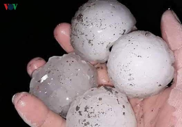 Mưa đá khổng lồ dội xuống xã biên giới Lai Châu, hàng trăm ngôi nhà tan hoang - 11