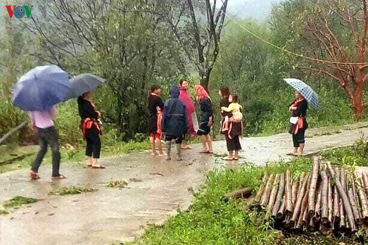 Mưa đá khổng lồ dội xuống xã biên giới Lai Châu, hàng trăm ngôi nhà tan hoang - 14