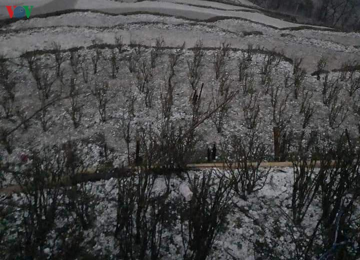 Mưa đá khổng lồ dội xuống xã biên giới Lai Châu, hàng trăm ngôi nhà tan hoang - 3