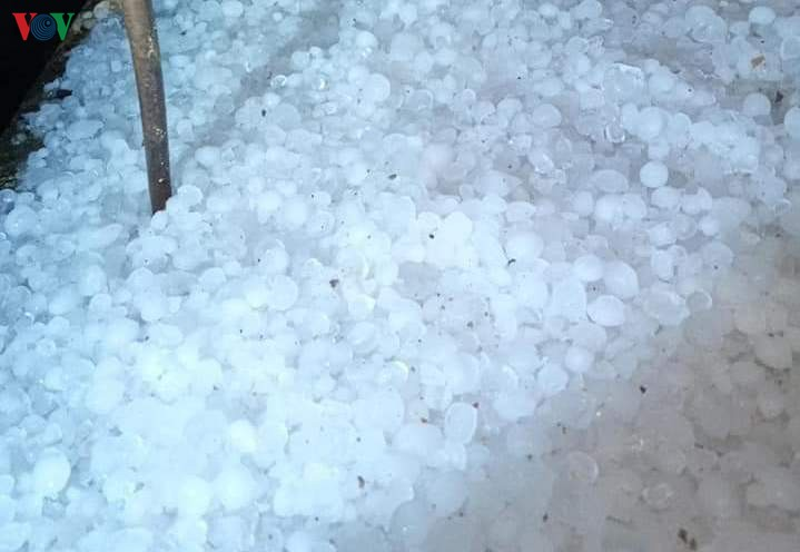 Mưa đá khổng lồ dội xuống xã biên giới Lai Châu, hàng trăm ngôi nhà tan hoang - 4