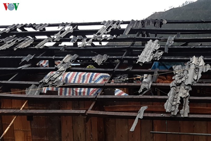 Mưa đá khổng lồ dội xuống xã biên giới Lai Châu, hàng trăm ngôi nhà tan hoang - 5