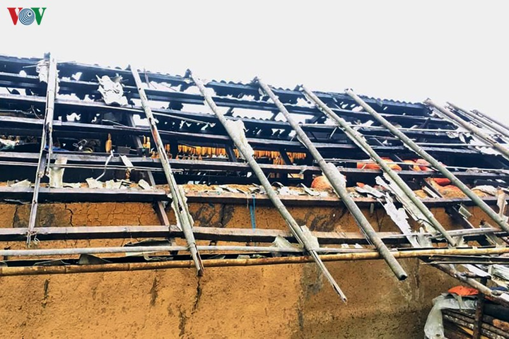 Mưa đá khổng lồ dội xuống xã biên giới Lai Châu, hàng trăm ngôi nhà tan hoang - 8