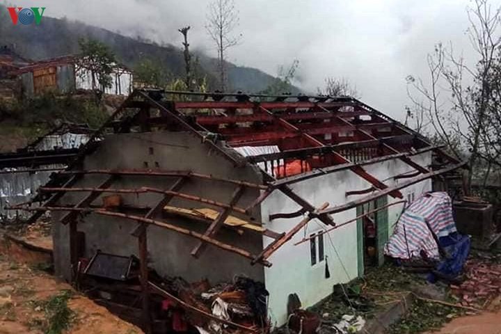 Mưa đá khổng lồ dội xuống xã biên giới Lai Châu, hàng trăm ngôi nhà tan hoang - 9