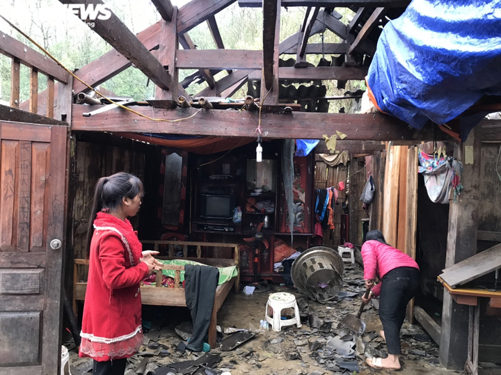 Mưa đá xuyên thủng hơn 2.000 mái nhà, dân Lai Châu lâm cảnh màn trời chiếu đất - 2