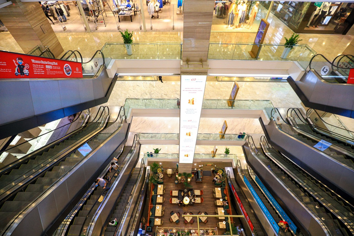 Được mở cửa trở lại, hàng loạt trung tâm thương mại tại TP.HCM vắng khách - 1