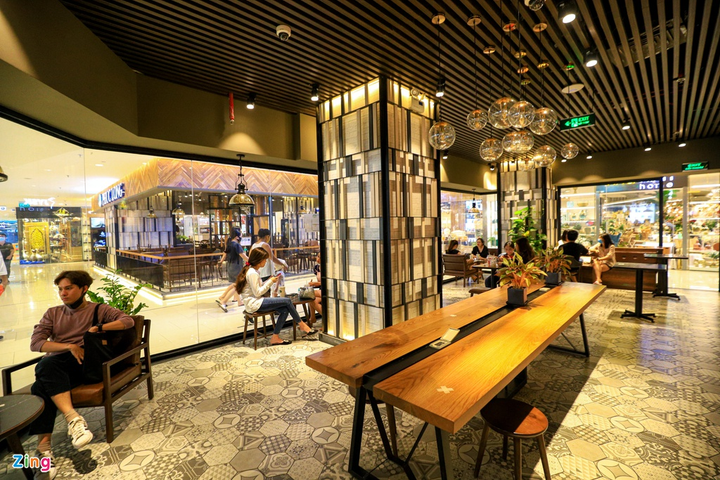  Được mở cửa trở lại, hàng loạt trung tâm thương mại tại TP.HCM vắng khách - 10