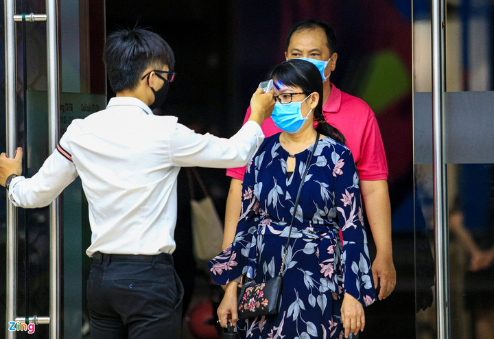 Được mở cửa trở lại, hàng loạt trung tâm thương mại tại TP.HCM vắng khách - 2