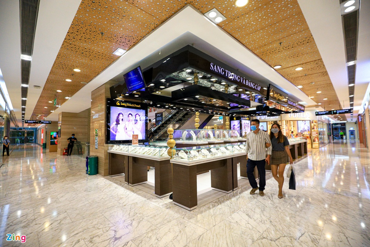Được mở cửa trở lại, hàng loạt trung tâm thương mại tại TP.HCM vắng khách - 3