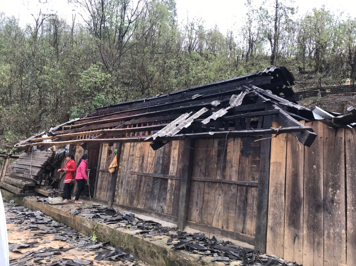 Mưa đá xuyên thủng hơn 2.000 mái nhà, dân Lai Châu lâm cảnh màn trời chiếu đất - 11