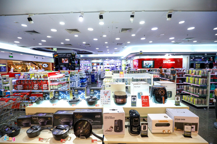  Được mở cửa trở lại, hàng loạt trung tâm thương mại tại TP.HCM vắng khách - 6