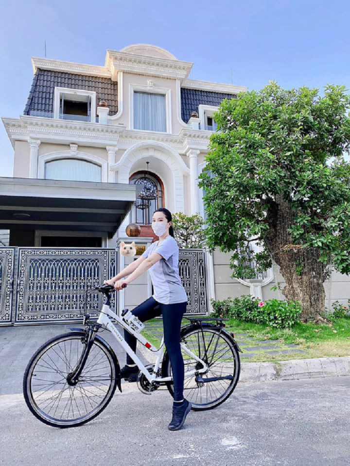 Bảo Thy 'khoe' biệt thự như lâu đài - 5