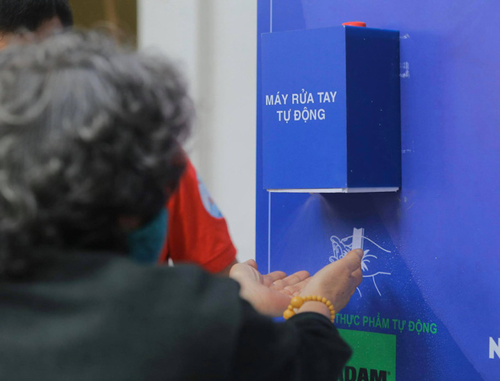 Lao động nghèo xếp hàng dài tại cây 'ATM thực phẩm' miễn phí đầu tiên tại Hà Nội - 5