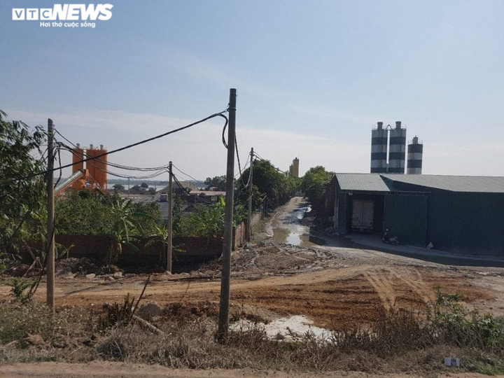 Trạm trộn bê tông trái phép mọc lên như nấm, tàn phá môi trường sông Đuống - 4