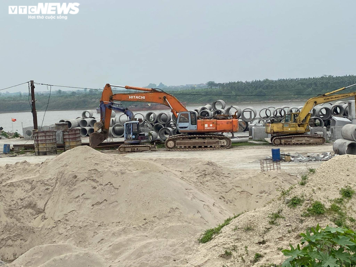 Trạm trộn bê tông trái phép mọc lên như nấm, tàn phá môi trường sông Đuống - 3