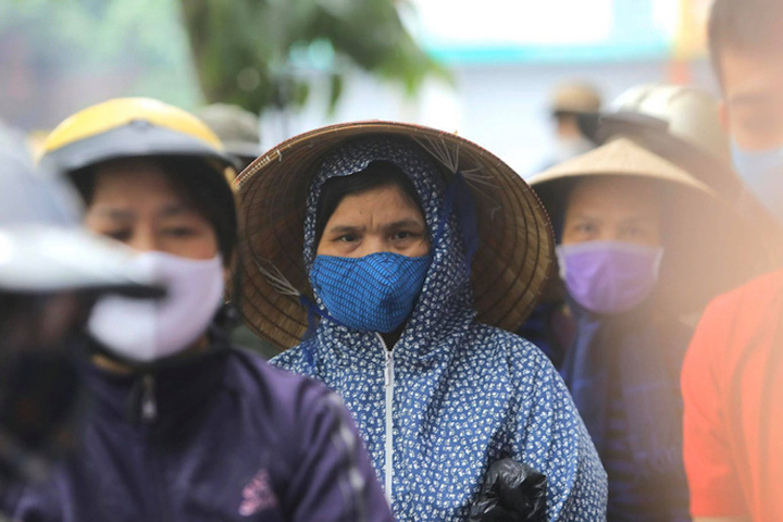 Lao động nghèo xếp hàng dài tại cây 'ATM thực phẩm' miễn phí đầu tiên tại Hà Nội - 4