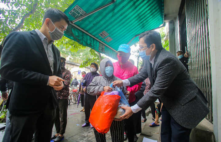 Lao động nghèo xếp hàng dài tại cây 'ATM thực phẩm' miễn phí đầu tiên tại Hà Nội - 2