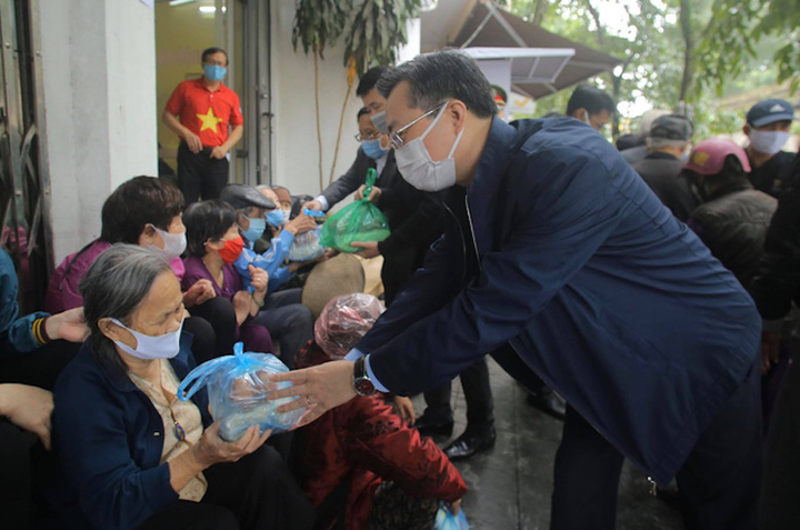Lao động nghèo xếp hàng dài tại cây 'ATM thực phẩm' miễn phí đầu tiên tại Hà Nội - 7