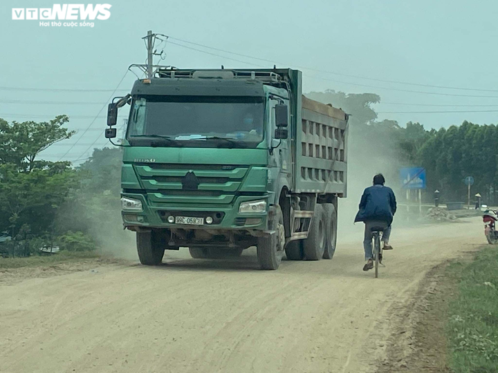 Trạm trộn bê tông trái phép mọc lên như nấm, tàn phá môi trường sông Đuống - 5