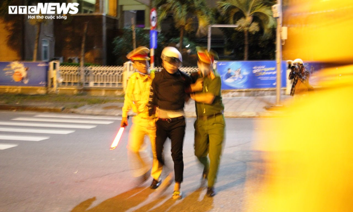 Quật ngã 'quái xế' tông thẳng vào lực lượng chống đua xe ở Đà Nẵng - 1