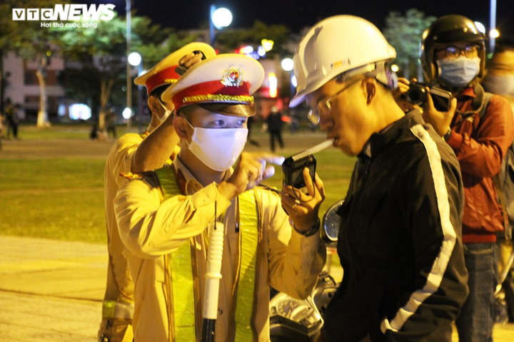 Quật ngã 'quái xế' tông thẳng vào lực lượng chống đua xe ở Đà Nẵng - 3