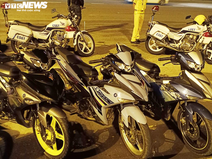 Quật ngã 'quái xế' tông thẳng vào lực lượng chống đua xe ở Đà Nẵng - 8