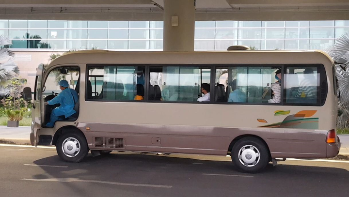 Ảnh: Đưa 105 công dân Việt Nam trở về từ Indonesia vào khu cách ly tại Sóc Trăng - 6