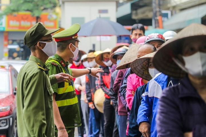 Lao động nghèo xếp hàng dài tại cây 'ATM thực phẩm' miễn phí đầu tiên tại Hà Nội - 9