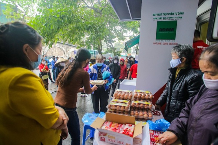 Lao động nghèo xếp hàng dài tại cây 'ATM thực phẩm' miễn phí đầu tiên tại Hà Nội - 8