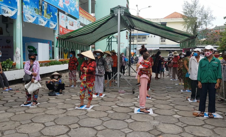 Siêu thị 0 đồng san sẻ yêu thương với người nghèo giữa mùa dịch COVID-19 - 8