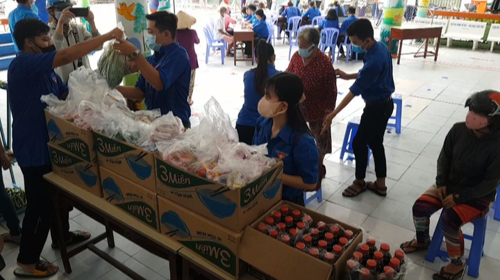 Siêu thị 0 đồng san sẻ yêu thương với người nghèo giữa mùa dịch COVID-19 - 3