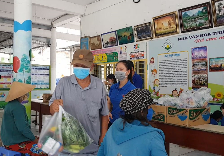 Siêu thị 0 đồng san sẻ yêu thương với người nghèo giữa mùa dịch COVID-19 - 6