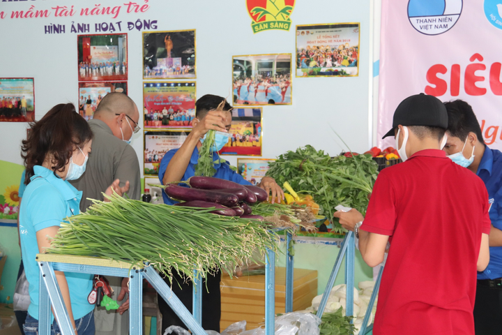 Siêu thị 0 đồng san sẻ yêu thương với người nghèo giữa mùa dịch COVID-19 - 1