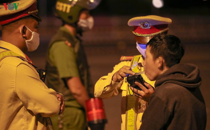 Ảnh: Công an trắng đêm truy quét 'quái xế' tại Đà Nẵng - 10