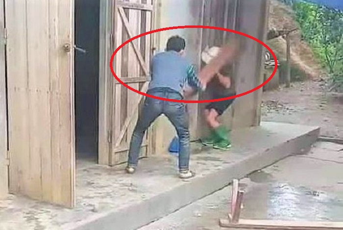 Nghịch tử dùng ghế đánh mẹ già: Xử lý cả người đánh lẫn người quay clip - 1