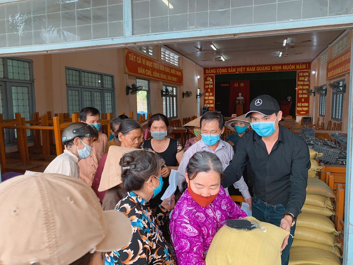 Diễn viên Minh Luân phát 4,5 tấn gạo cho người dân miền Tây - 1