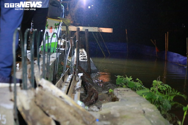 Công nhân xuyên đêm đưa khối bê tông đúc sẵn nặng 2,5 tấn kè Hồ Gươm - 5