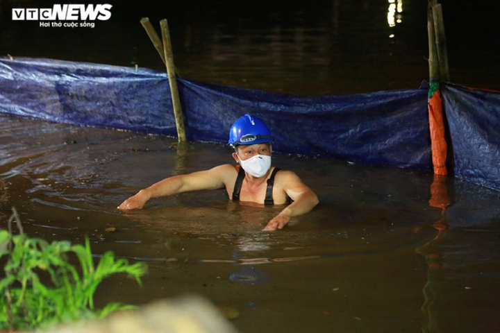 Công nhân xuyên đêm đưa khối bê tông đúc sẵn nặng 2,5 tấn kè Hồ Gươm - 6
