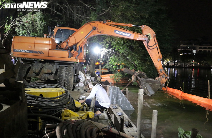 Công nhân xuyên đêm đưa khối bê tông đúc sẵn nặng 2,5 tấn kè Hồ Gươm - 4