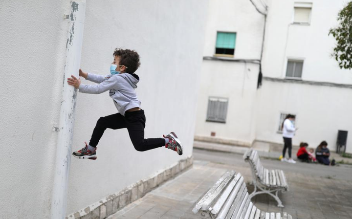 Lệnh phong tỏa 6 tuần được nới lỏng, trẻ em Tây Ban Nha 'lao ra đường' - 1