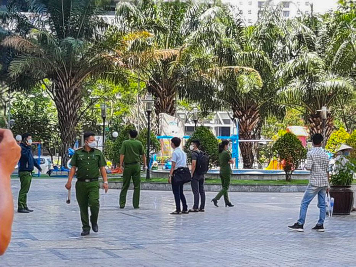 Công an kiểm tra lại hiện trường nơi TS Bùi Quang Tín rơi lầu thiệt mạng - 1