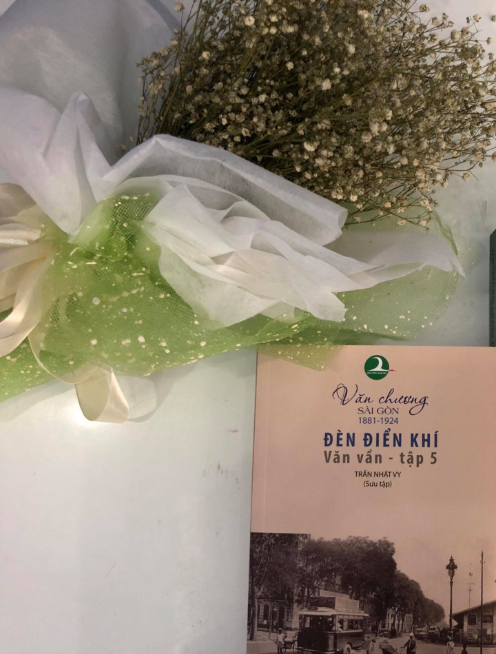 Có gì trong cuốn sách 'Văn vần: Đèn điển khí'? - 2