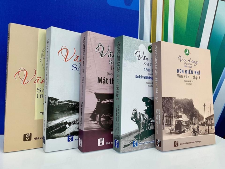 Có gì trong cuốn sách 'Văn vần: Đèn điển khí'? - 1