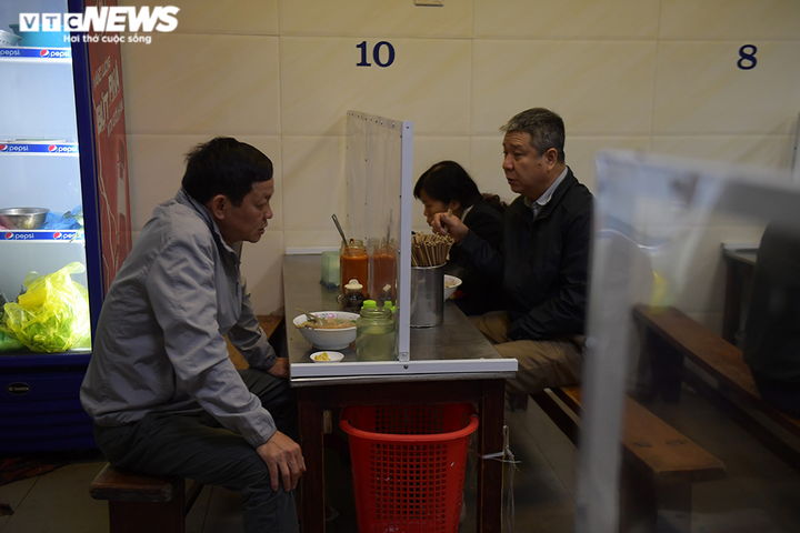 Độc đáo vách ngăn phòng, chống dịch COVID-19 ở các quán ăn Hà Nội - 7