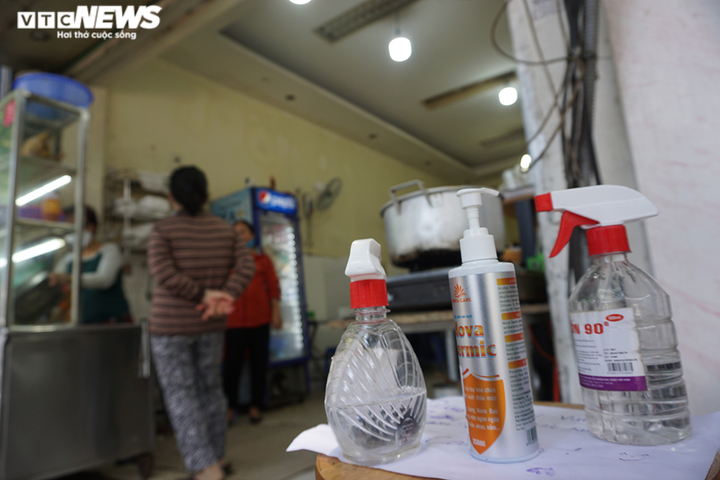 Độc đáo vách ngăn phòng, chống dịch COVID-19 ở các quán ăn Hà Nội - 5